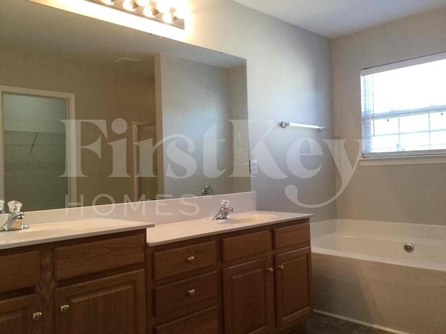 Building Photo - 1020 Brook Valley Run