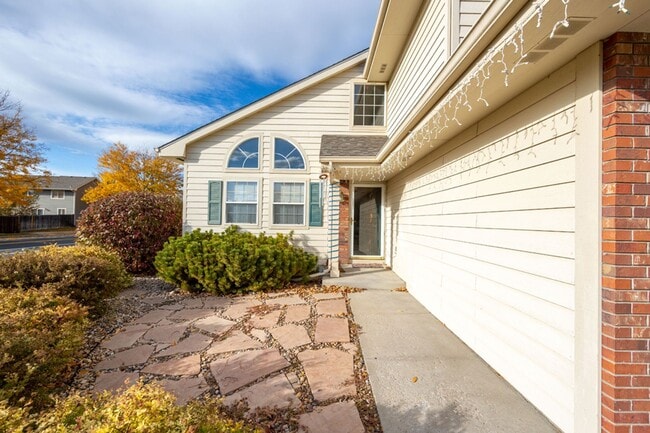 Building Photo - 3 bed, 2.5 bath Home in English Ranch Neighborhood