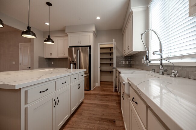 Building Photo - 196 E Main Ave