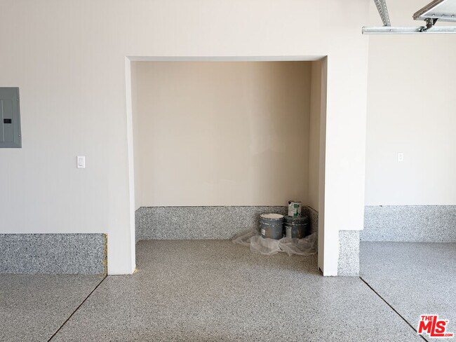 Building Photo - 5651 Willowcrest Ave