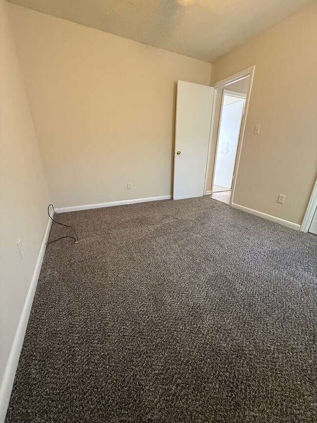 Building Photo - 904 Verdant Dr