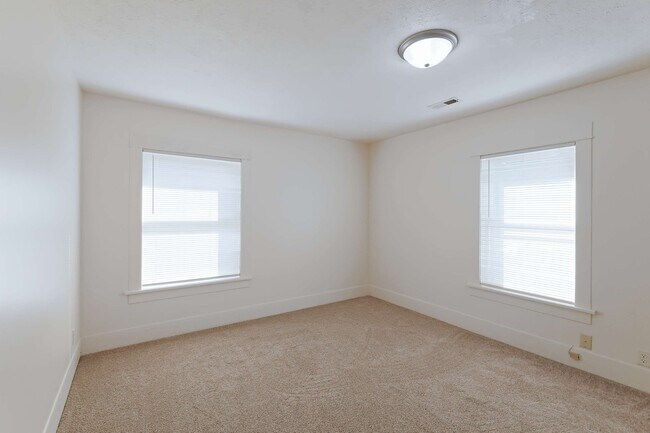 Building Photo - 1640 E ST-2