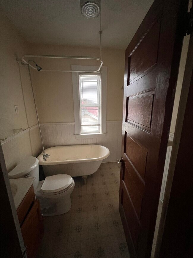 Building Photo - 198 Alsace St