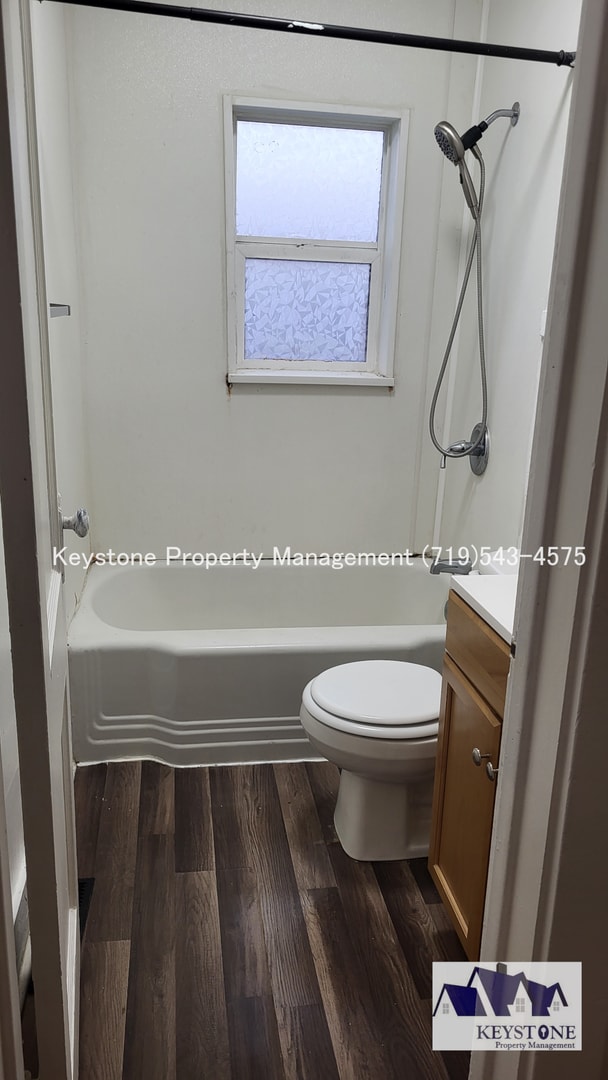 Building Photo - $425 OFF Special! Small Dog Allowed! 1 Bedroom/1 Bathroom/1 Car Garage for Storage  $875/$875