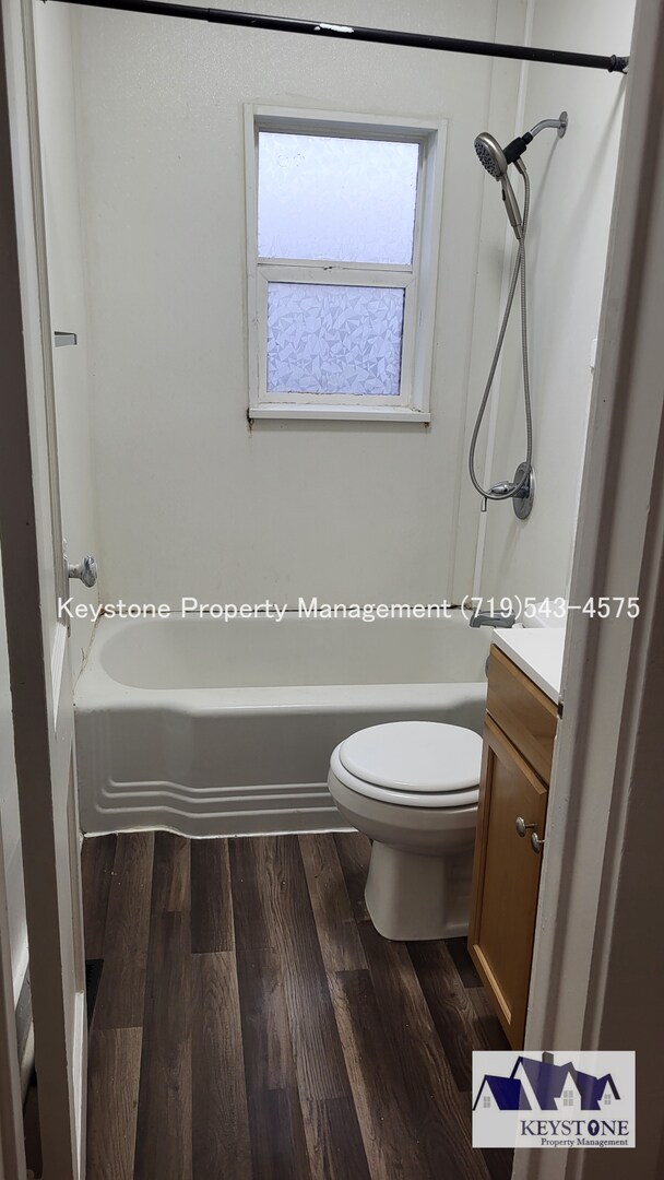 Building Photo - Small Dog Allowed! 1 Bedroom/1 Bathroom/1 Car Garage for Storage  $875/$875