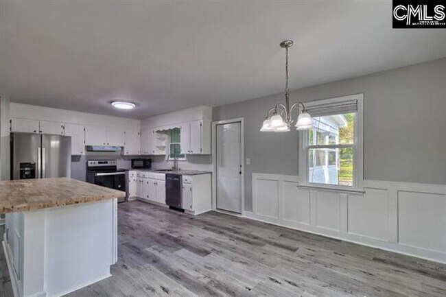 Building Photo - 4057 Rosewood Dr