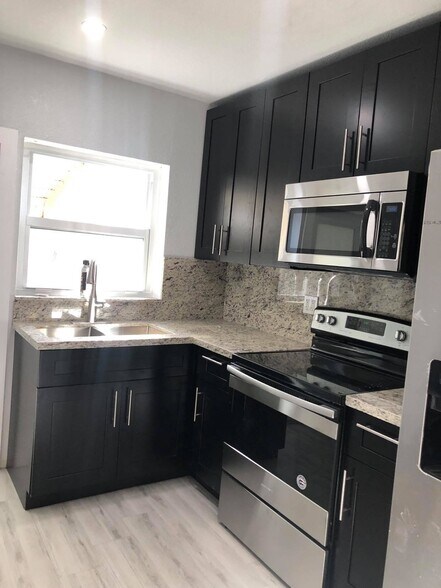 Building Photo - 634 SE 4th Pl