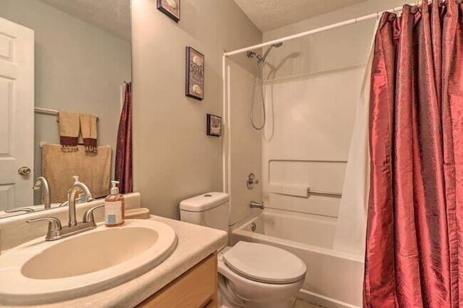 Building Photo - 483 Oak Dr SE