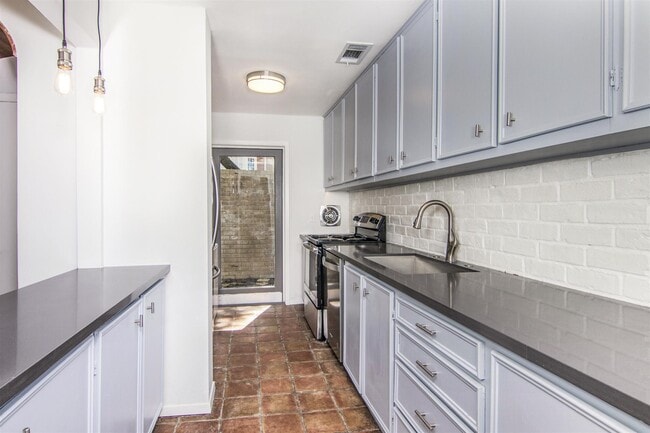 Building Photo - 1942 Indiana St