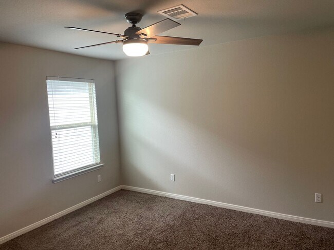 Building Photo - 4 BEDROOM NEAR STILLHOUSE HOLLOW LAKE