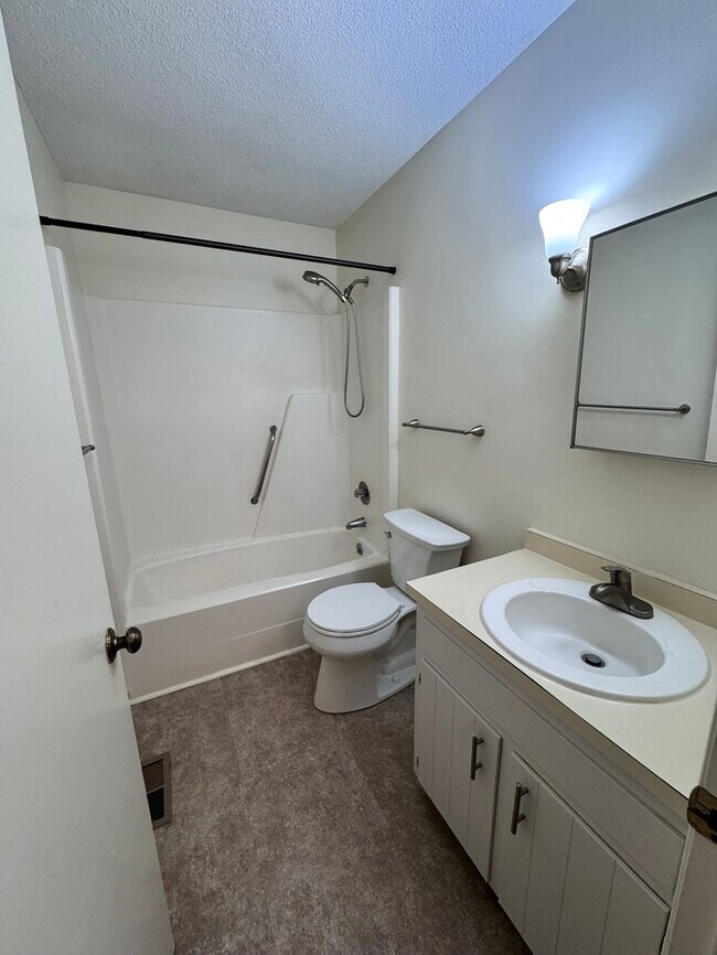 Building Photo - Adorable 2 bed 1 bath townhome! Short Dist...