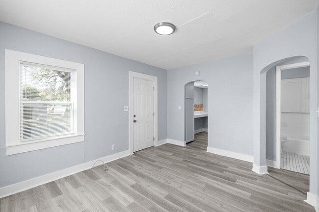 Building Photo - Large 4 bed/1.5 bath House & Section 8 Acc...