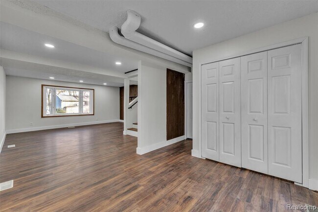 Building Photo - 8165 Leonard Dr