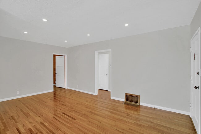 Building Photo - 746 N Catalina St