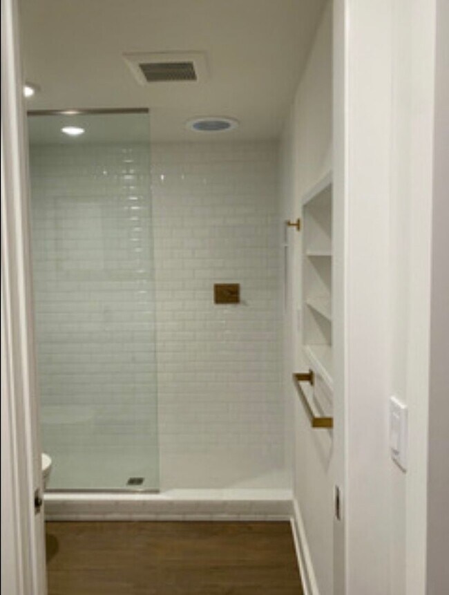 Building Photo - Knott House