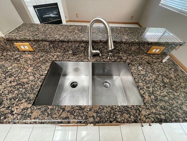 Building Photo - Spacious 4 Bedroom Townhouse Style Condo i...