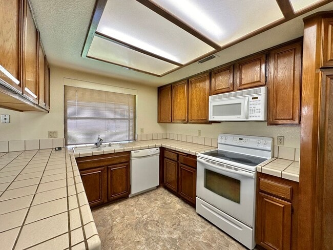 Building Photo - 3 Bedroom Townhome In the Beautiful Smoke ...