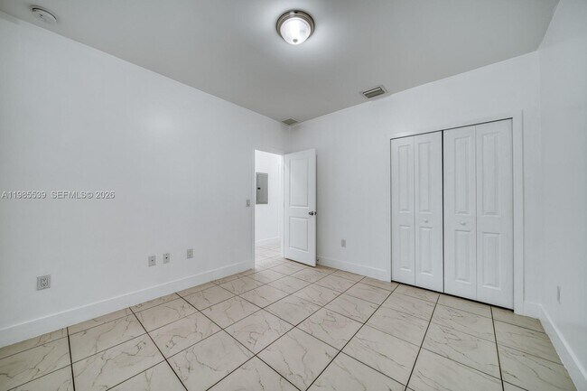 Building Photo - 14708 NE 7th Ave