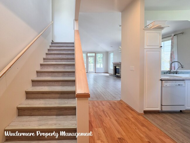 Building Photo - Bright and Spacious, Conveniently located ...