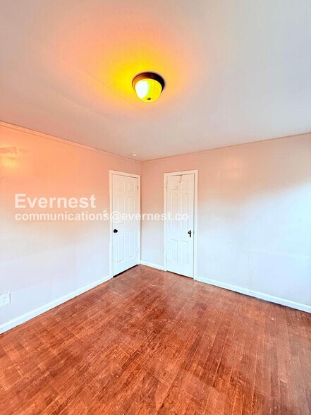 Building Photo - 5747 Lakepointe St