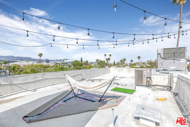 Building Photo - 815 N Las Palmas Ave
