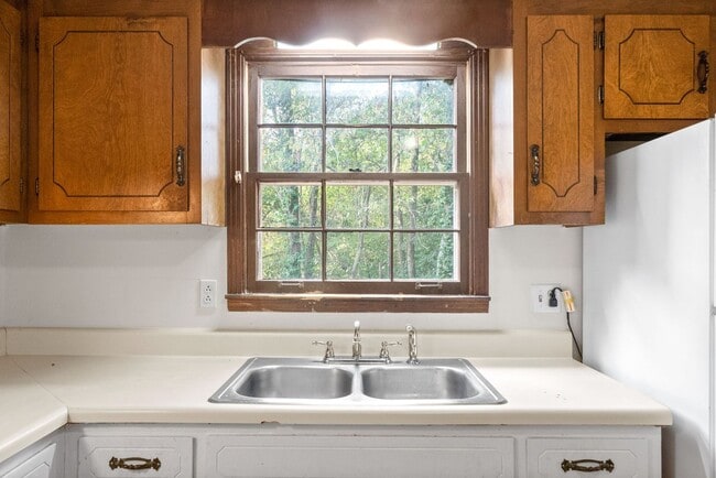 Building Photo - 2 Bedroom Pet Friendly Home For Rent!