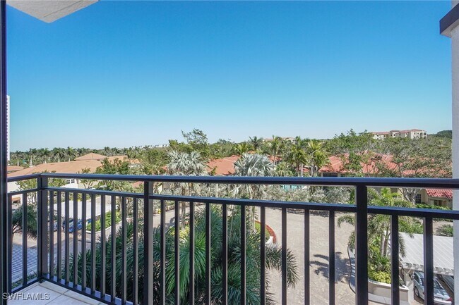 Building Photo - 7225 Pelican Bay Blvd
