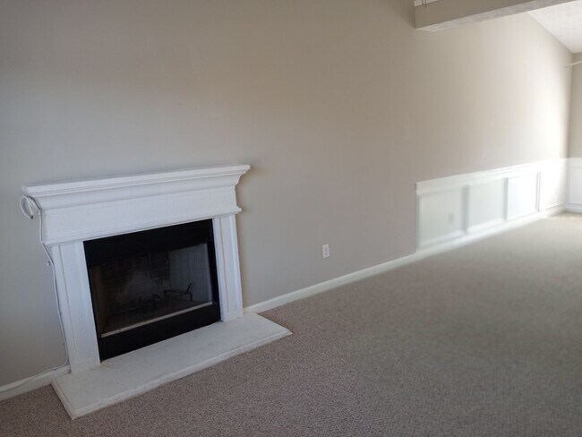 Building Photo - 3/2 with Large Bonus Room  - Split level h...