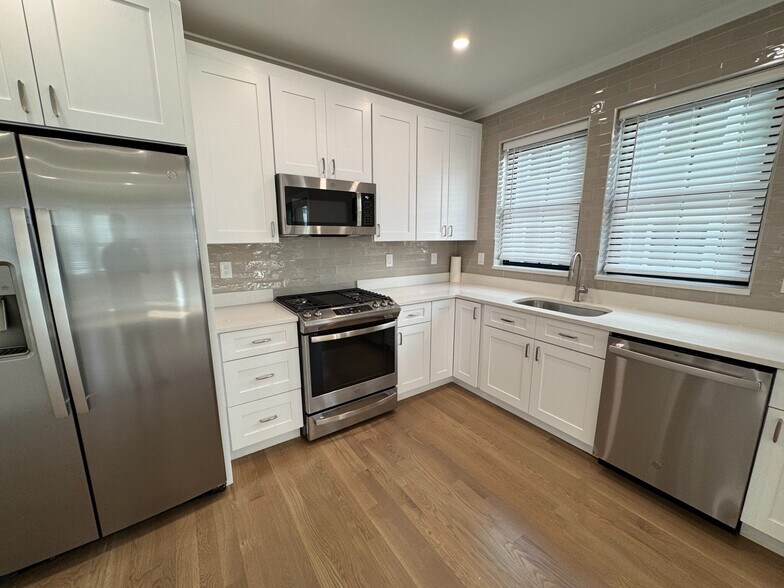 Building Photo - 283 Lamartine St