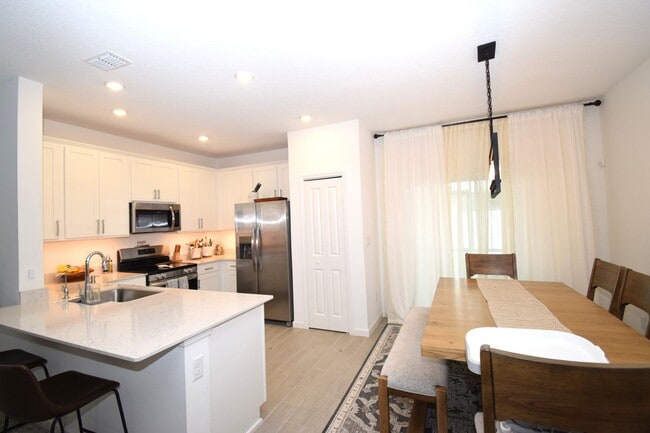 Building Photo - Spacious 3-bedroom, 2.5-bath townhome