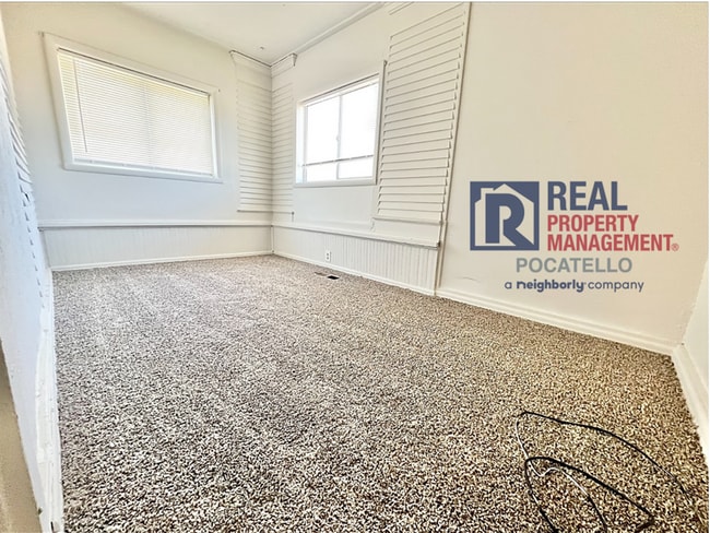 Building Photo - Beautiful Large 2 Bedroom 2 Bathroom Home ...