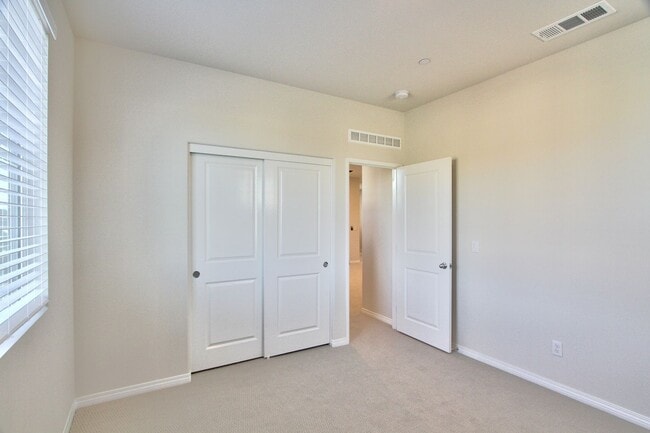 Building Photo - 5 BEDROOMS SOLAR AUDIE MURPHY RANCH