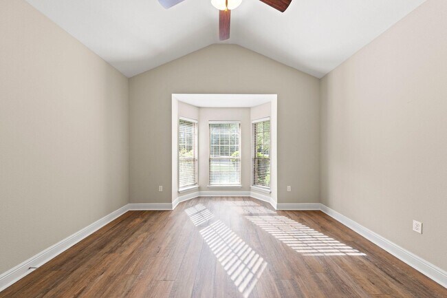 Building Photo - 208 Foxchase Way