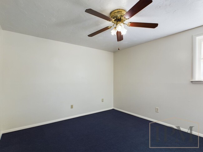 Building Photo - Recently Renovated Cozy 2 bedroom Apartmen...