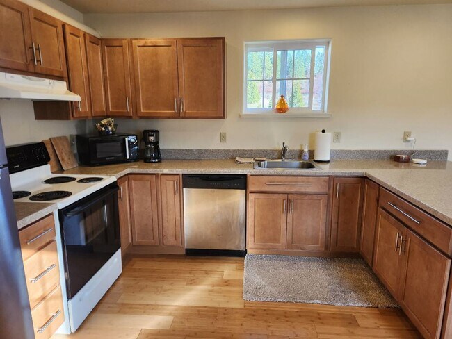 Building Photo - Furnished Two Bedroom Apartment on 27 Acre Estate | Available Now