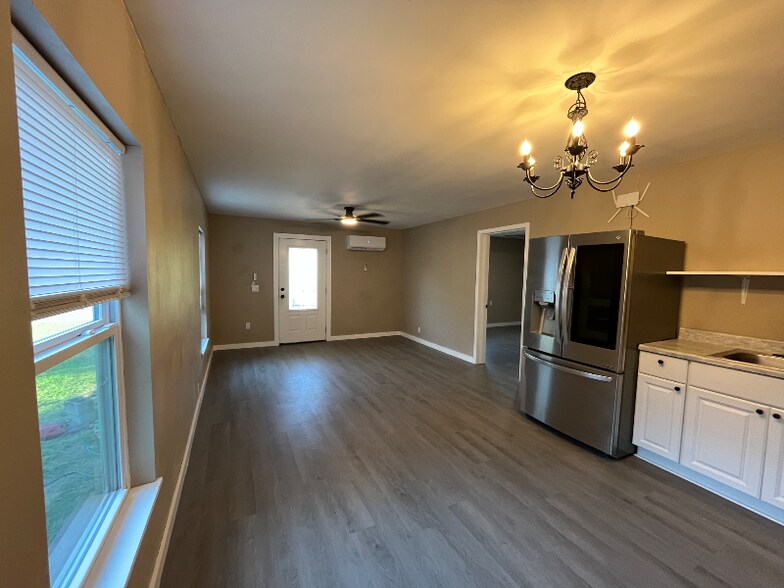 Building Photo - 47370 Vena Dr