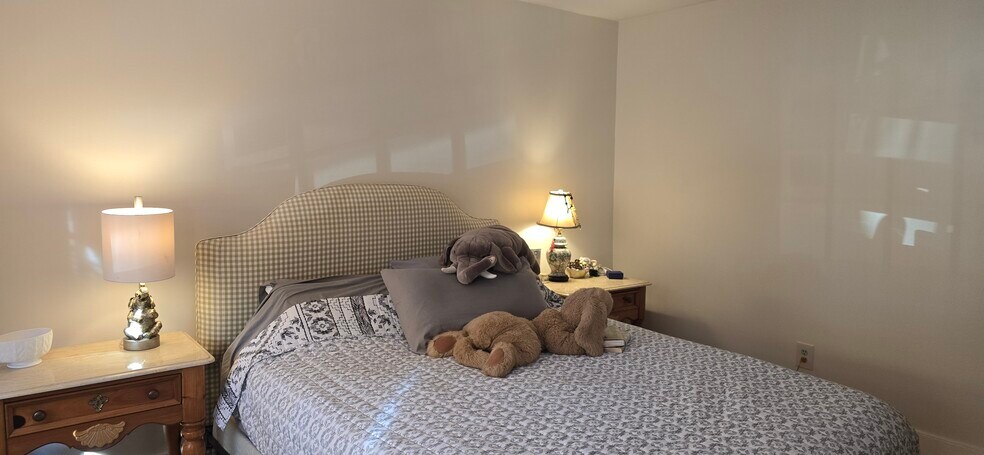 Building Photo - 18 King St