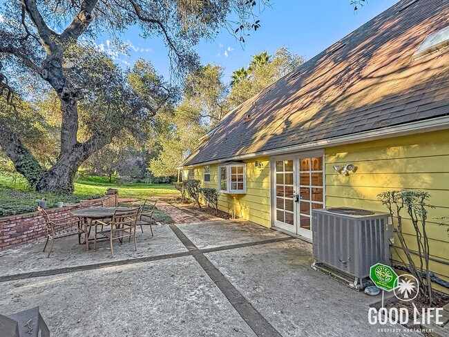 Building Photo - Beautiful 3Bd/2Ba Home On Over an Acre Lot!