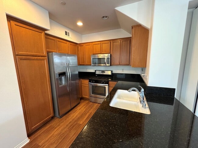 Building Photo - Riverpark Townhome