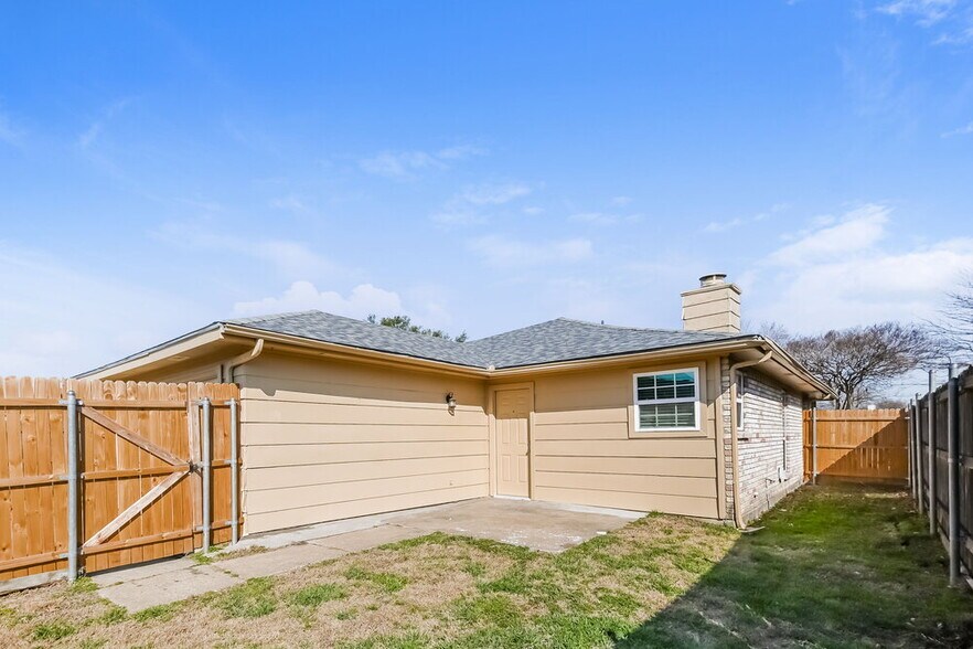 Building Photo - 1112 Paintbrush St