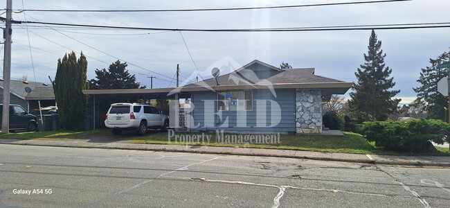 Building Photo - East Bremerton Rambler - 3 Bed 1 Bath with Garage and Carport Parking