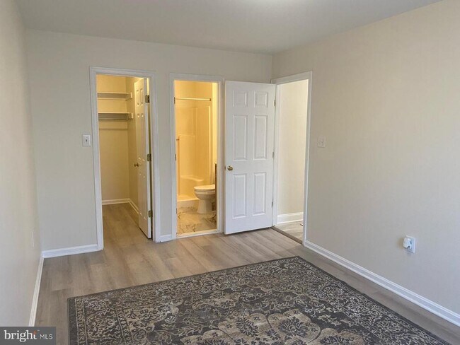 Building Photo - 9470 Scarlet Oak Dr