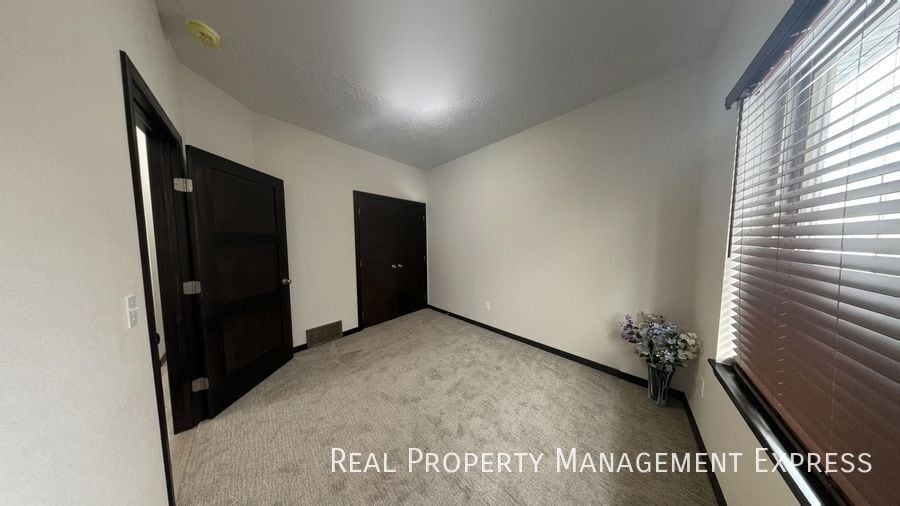 Building Photo - Spacious 3 Bed 2 Bath Townhome