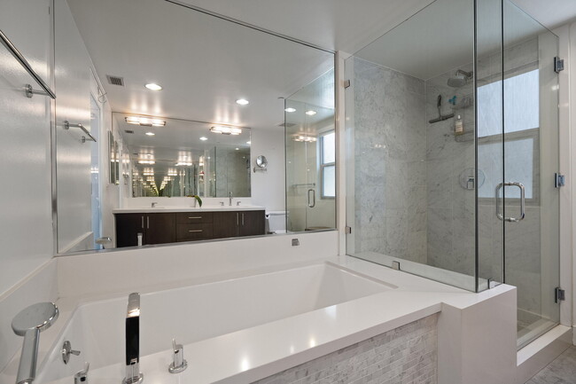 Building Photo - 11023 Fruitland Dr