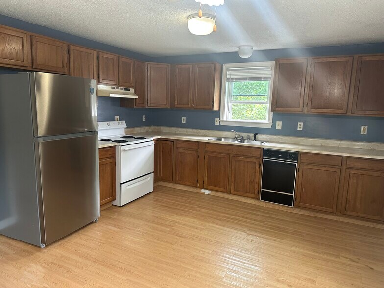 Building Photo - 8 Cornerbrook Cir
