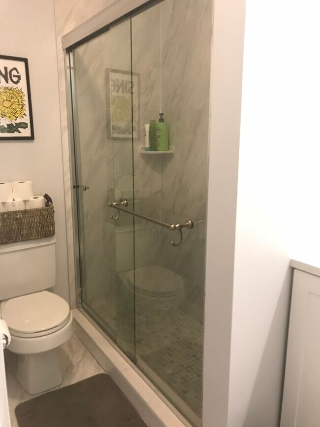 Building Photo - Huge 3 bed with in-unit laundry.