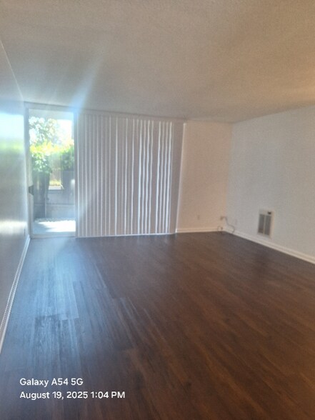 Building Photo - 609 De La Vina St