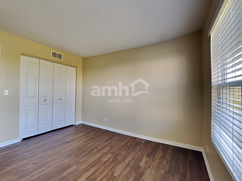 Building Photo - 1350 W Crane View Ct