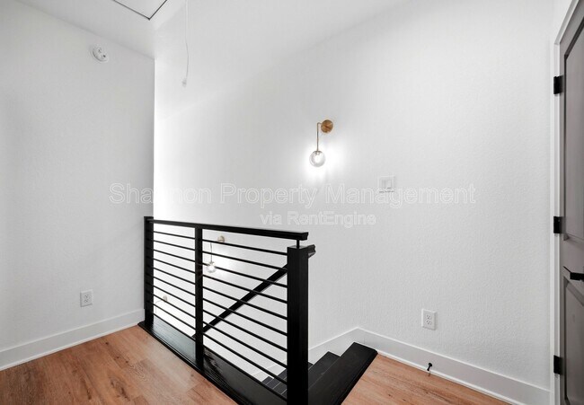 Building Photo - 2107 Esther Dr