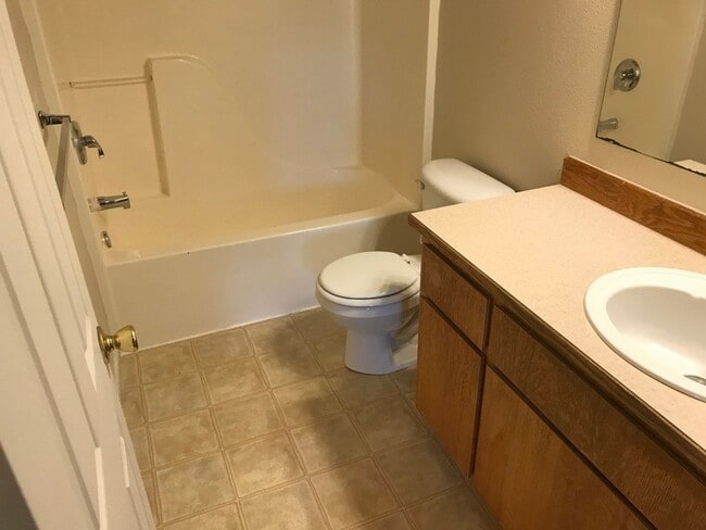 Building Photo - 3 bedroom townhouse in Springfield